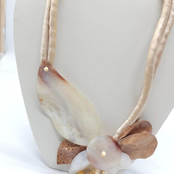 Handcrafted Natural Shell Necklace ClipOn Earrings Set Leaf Design Neutral Tones - Picture 6 of 9